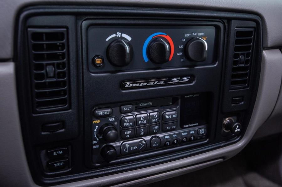 Детали интерьера Chevrolet Impala SS 1996 года  (фото 53 из 99)